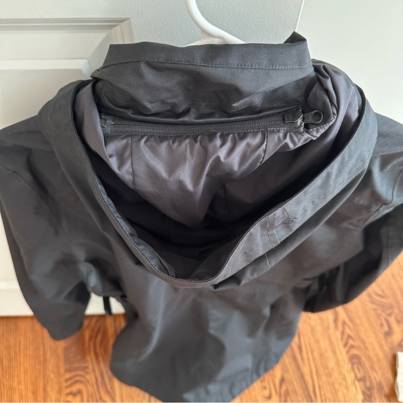 The North Face Rain Coat- size Small - Picture 12 of 12